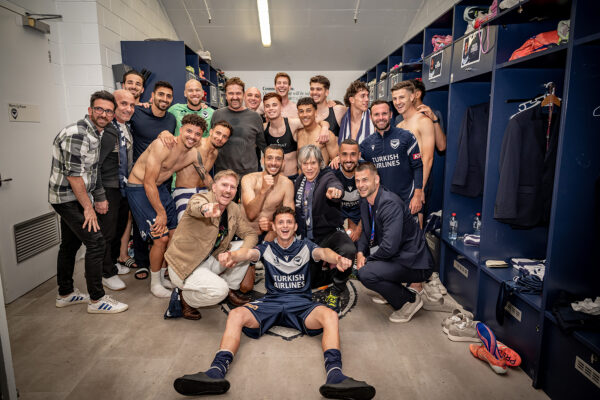 Gerard Butler meets the team